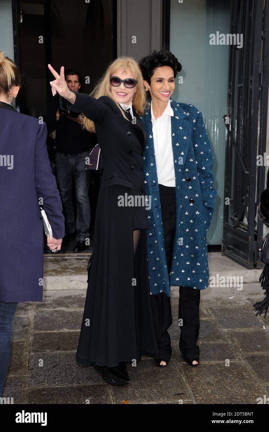 Farida Khelfa und Arielle Dombasle kommen bei Jean-Paul Gaultiers Frühjahr-Sommer 2014 Haute-Couture-Ausstellung, die am 22. Januar 2014 in Paris, Frankreich, stattfand. Foto von Alban Wyters/ABACAPRESS.COM Stockfoto