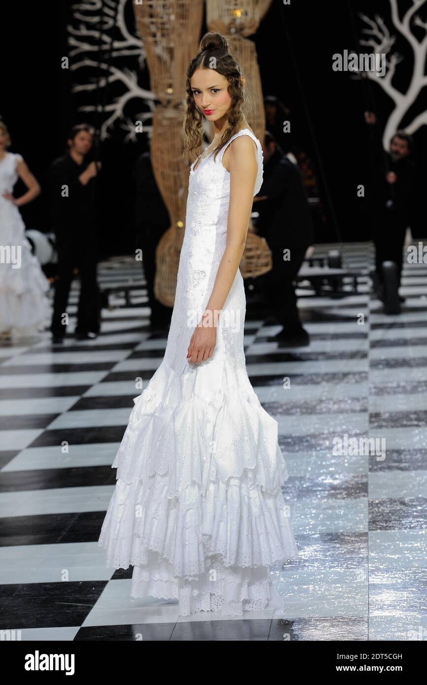 Ein Modell zeigt eine Kreation des Designers Frank Sorbier für seine Frühjahr-Sommer 2014 Haute-Couture-Kollektion, die am 22. Januar 2014 in der Garde Republicaine in Paris, Frankreich, stattfand. Foto von Aurore Marechal/ABACAPRESS.COM Stockfoto