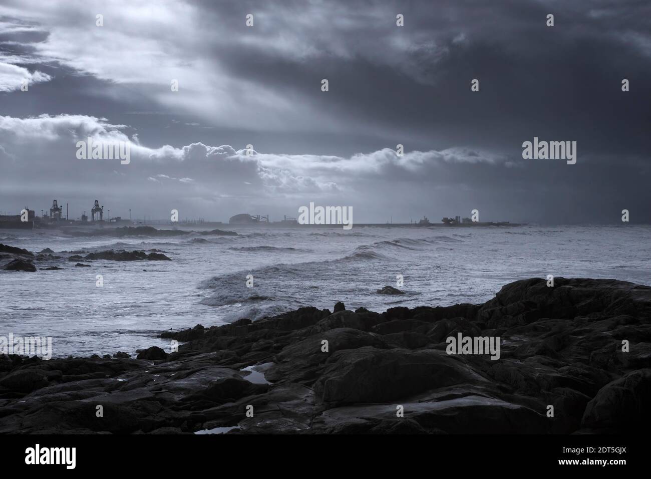 Dunkle Meereslandschaft mit Blick auf Leixoes Hafen Nordwand. Infrarotfilter verwendet. Stockfoto