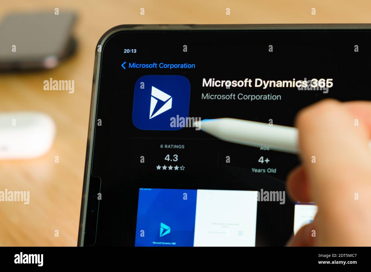Microsoft Dynamics 365-Logo mit Apple-Bleistift auf dem iPad Pro Tablet-Bildschirm angezeigt. Mann mit Anwendung auf dem Tablet. Dezember 2020, San Francisco Stockfoto