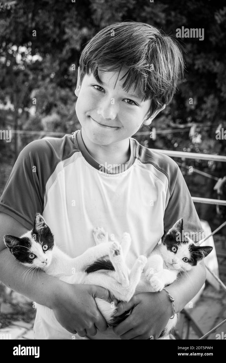 Portrait eines Jungen, der Kätzchen hält Stockfoto