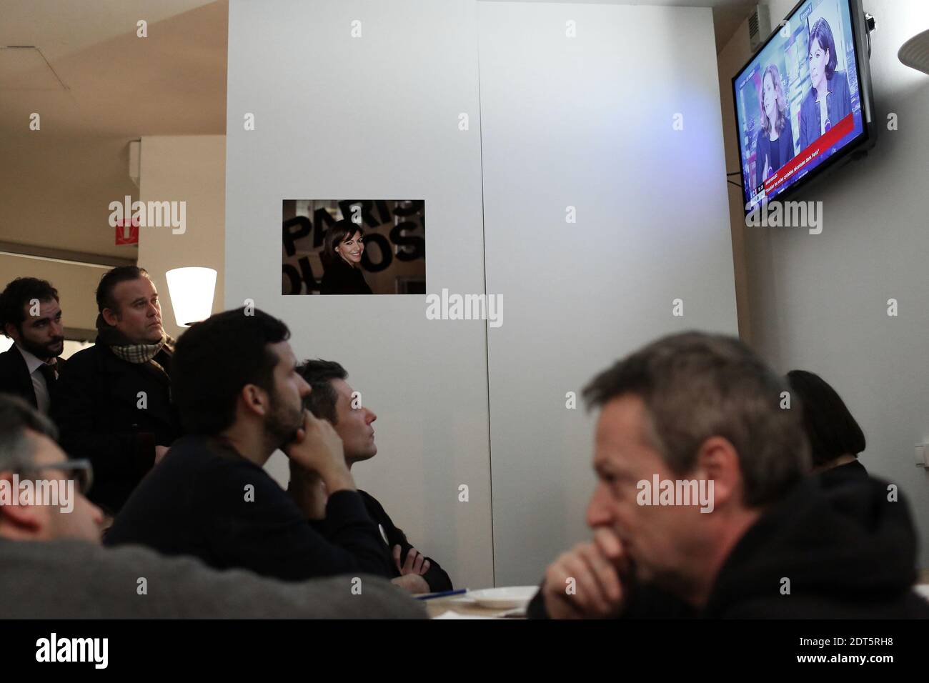 Sozialistische Aktivisten sehen im fernsehen die erste Debatte zwischen