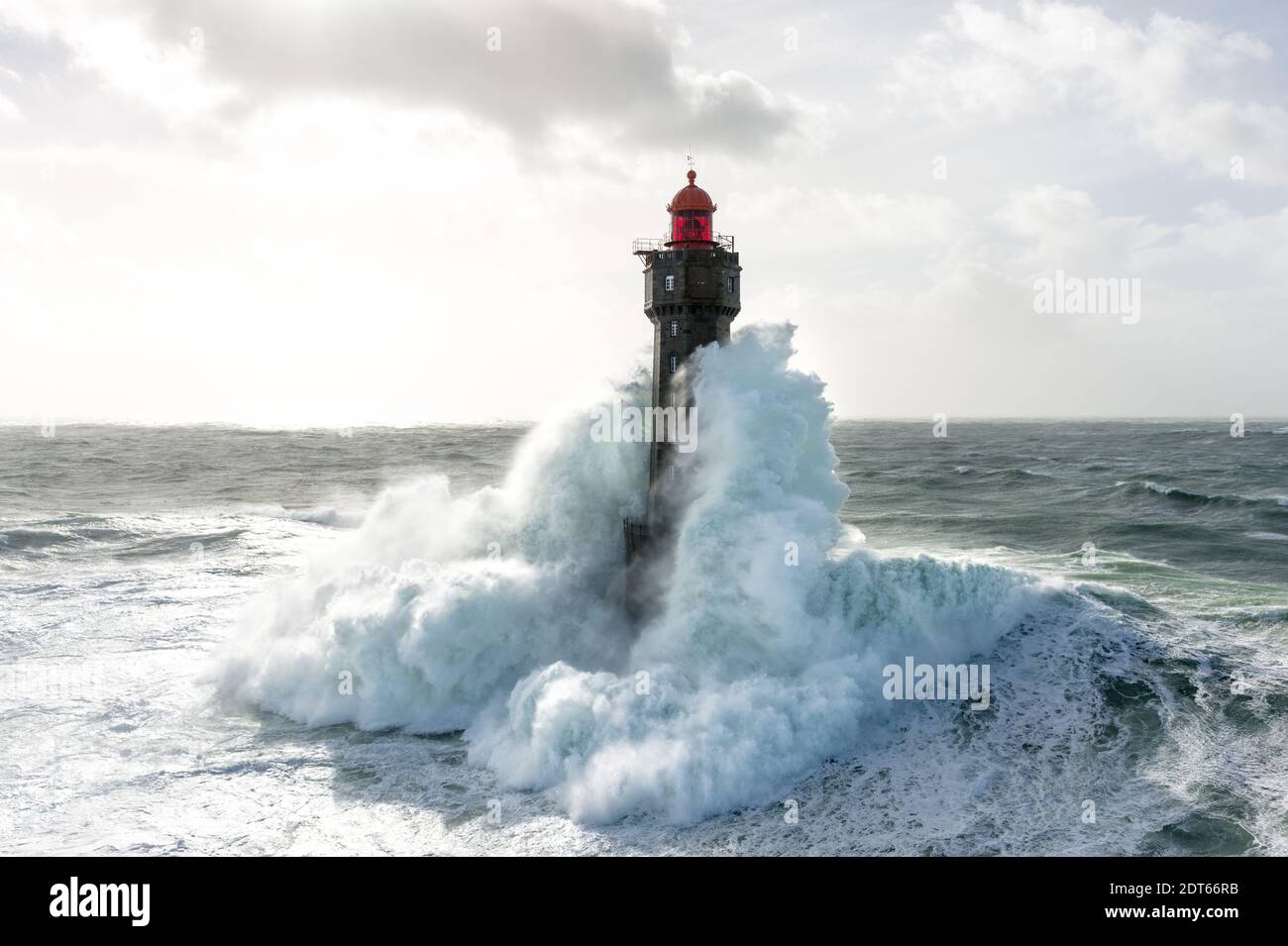 Leuchtturm 'La Jument' während eines heftigen Sturms vor der Insel Ouessant in der Bretagne, Westfrankreich am 5. Februar 2014. Foto von Charles Marion/ABACAPRESS.COM Stockfoto
