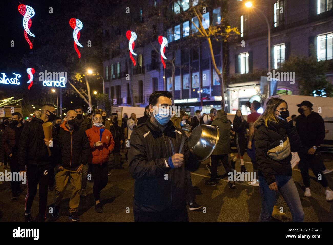 Barcelona, Katalonien, Spanien. Dezember 2020. Der Protestierende wird mit einem Topf gesehen.rund 800 katalanische Geschäftsleute und Arbeiter von Bars und Restaurants haben sich am Nachmittag des 21. Dezember in Barcelona konzentriert, um gegen die Beschränkungen zu protestieren, die aufgrund von Covid-19 von der Regierung nach der Beschränkung der Öffnung in der Nacht angewandt wurden. Quelle: Thiago Prudencio/DAX/ZUMA Wire/Alamy Live News Stockfoto