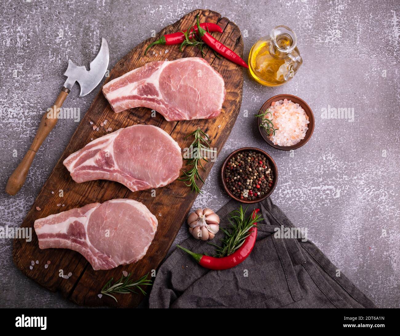 Frisches rohes Fleisch Schweinefleisch, Rindfleisch, Hacken auf einem Knochen, auf dem Brett, Gewürze Stockfoto