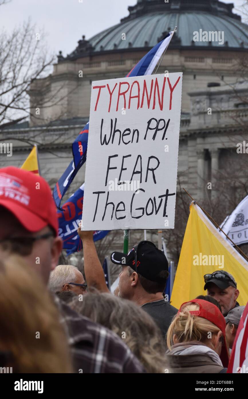 Washington DC. März für Trump, um Wahltransparenz und Integrität beim Obersten Gerichtshof der USA zu fordern. Nahaufnahme des politischen Zeichens über Tyrannei. Stockfoto