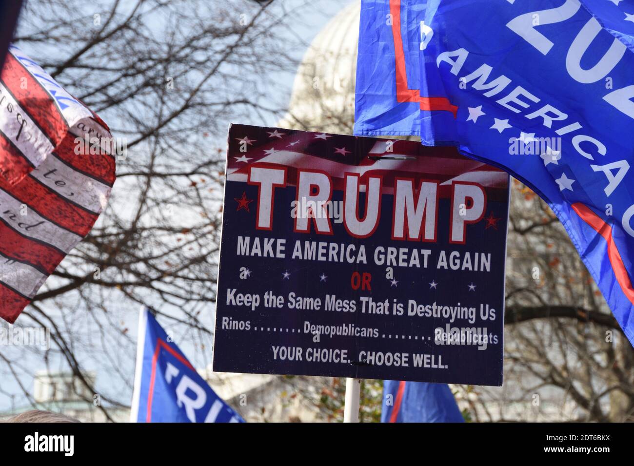 Washington DC, 12. Dezember 2020. März für Trump. Nahaufnahme des politischen Zeichens Trump „Make America Great Again“. Stockfoto