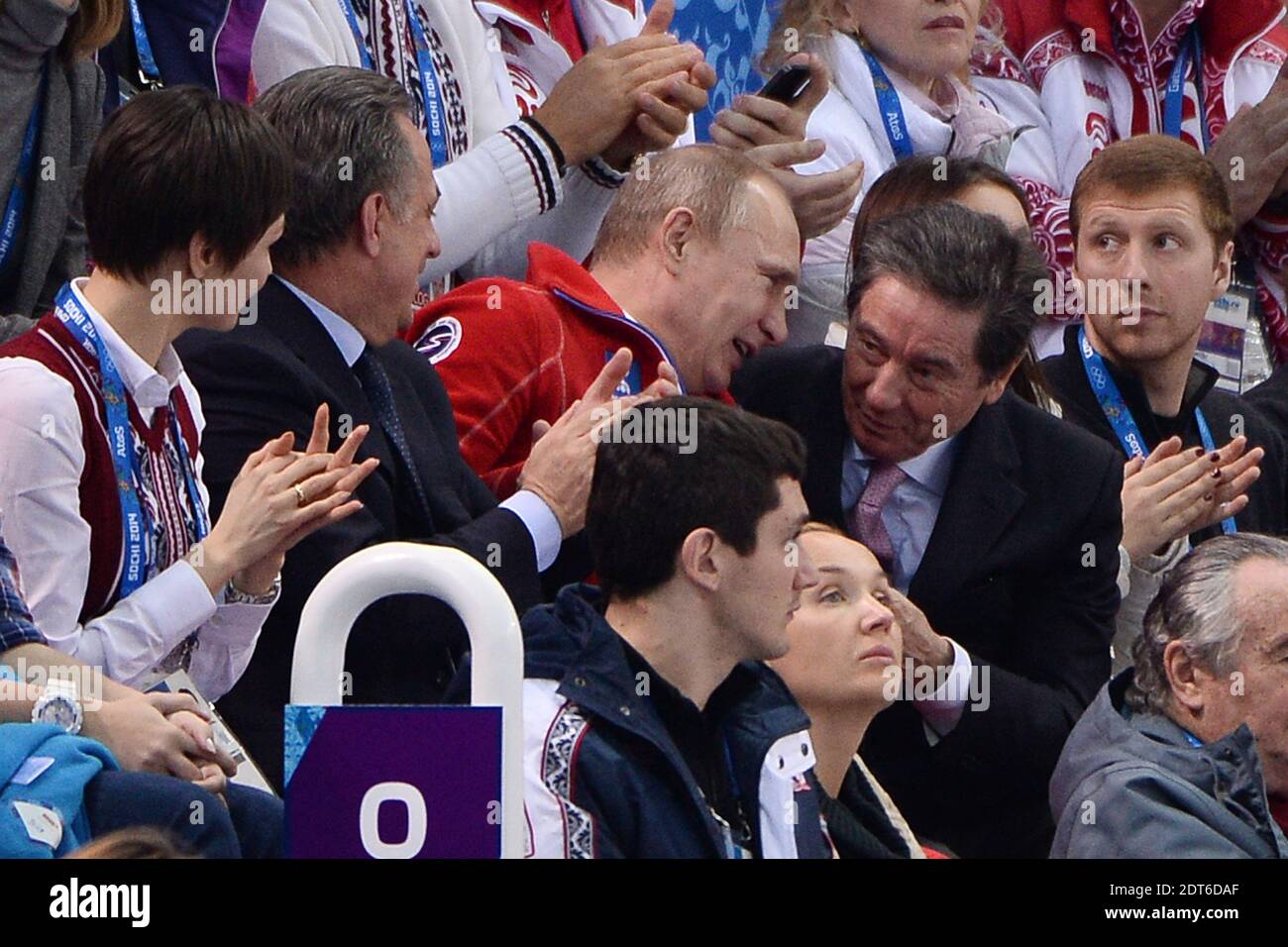 Russlands Präsident Wladimir Putin und der Präsident der Internationalen Skating Union Ottavio Cinquanta (L-R) beobachten am 9. Februar 2014 den Eiskunstlauf-Wettbewerb im Eisberg Skating Palace in Sotschi, Russland. Foto von Gouhier-Zabulon/ABACAPRESS.COM Stockfoto