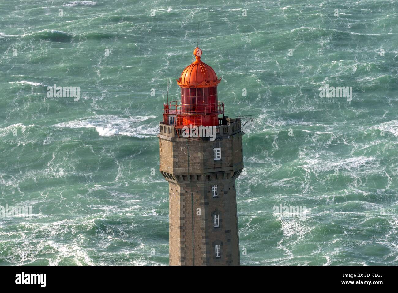 Leuchtturm La Jument während eines heftigen Sturms vor der Bretagne, Westfrankreich am 5. Februar 2014. Foto von Charles Marion/ABACAPRESS.COM Stockfoto