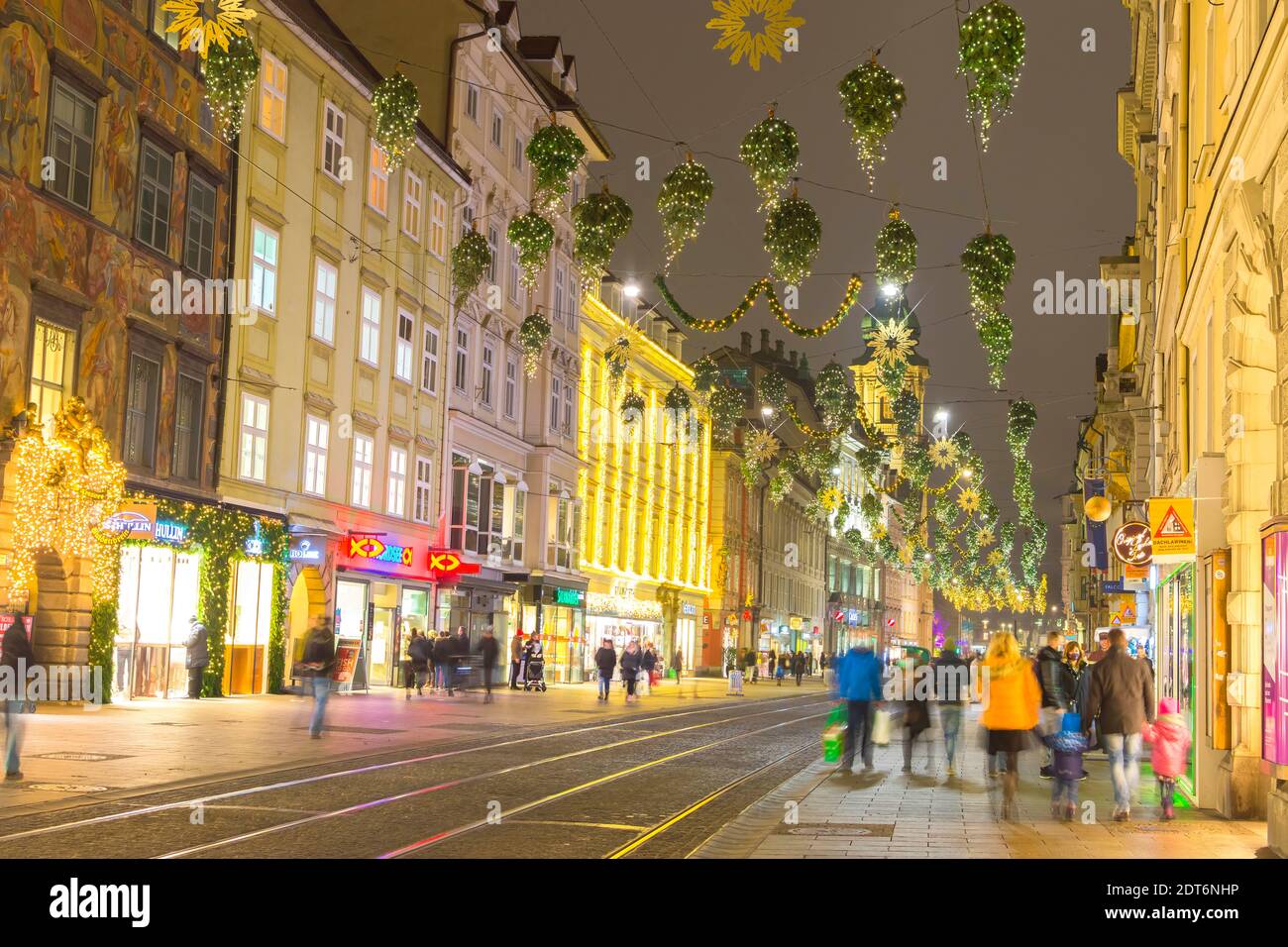 Graz, Österreich - 18. Dezember 2020: Schöne Weihnachtsdekoration auf der berühmten Herrengasse Straße, bei Nacht, in der Innenstadt von Graz, Steiermark Region, EIN Stockfoto