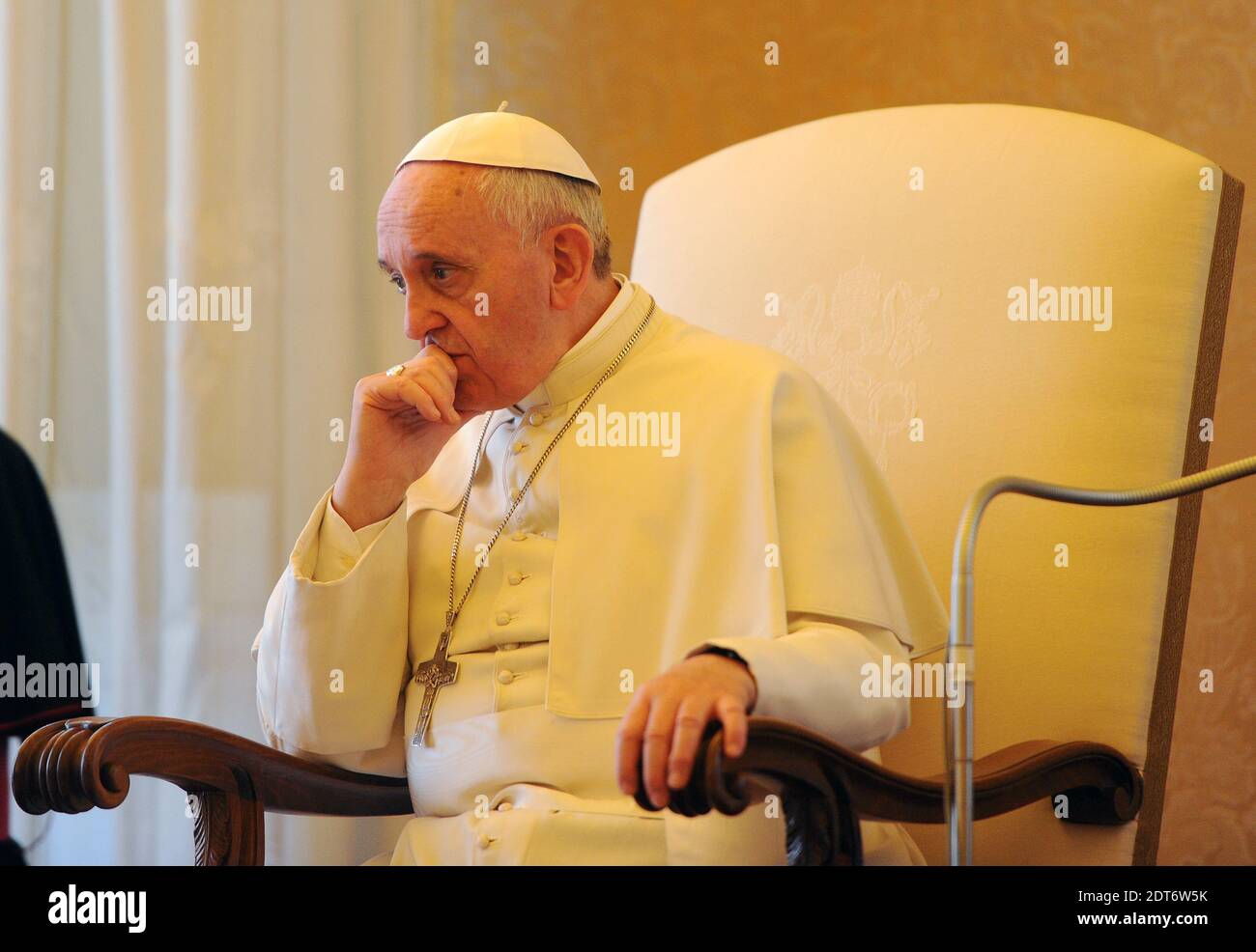 Papst Franziskus empfängt am 13. Februar 2014 die Führungsdelegation des American Jewish Committee (AJC) im Vatikan. AJC ist ein Pionier bei der Förderung der katholisch-jüdischen Beziehungen über viele Jahrzehnte hinweg und unterhält enge, kooperative Beziehungen zum Vatikan sowie zur amerikanischen katholischen Führung. "Ich bin Ihnen sehr dankbar für den hervorragenden Beitrag, den Sie zum Dialog und zur Brüderlichkeit zwischen Juden und Katholiken geleistet haben", sagte Papst Franziskus. Foto von Eric Vandeville/ABACAPRESS.COM Stockfoto