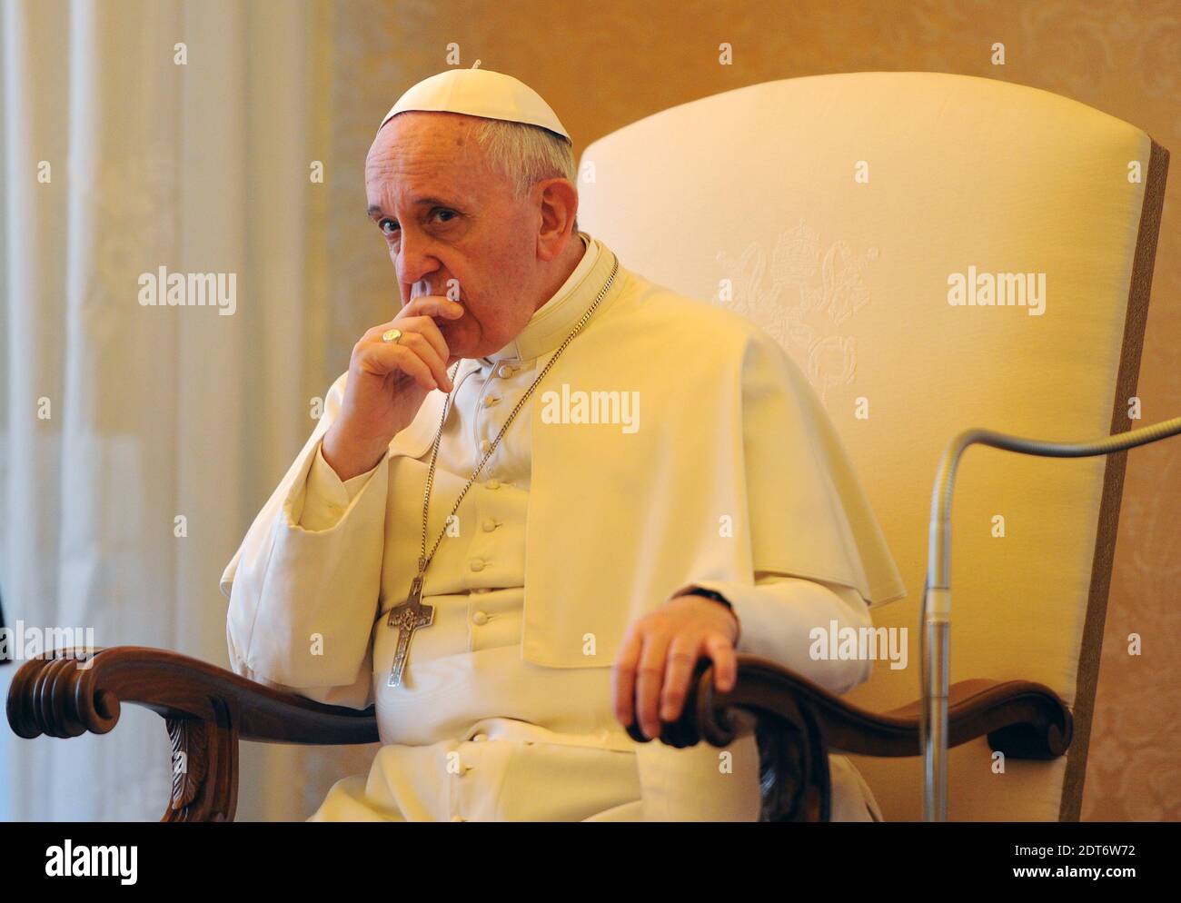 Papst Franziskus empfängt am 13. Februar 2014 die Führungsdelegation des American Jewish Committee (AJC) im Vatikan. AJC ist ein Pionier bei der Förderung der katholisch-jüdischen Beziehungen über viele Jahrzehnte hinweg und unterhält enge, kooperative Beziehungen zum Vatikan sowie zur amerikanischen katholischen Führung. "Ich bin Ihnen sehr dankbar für den hervorragenden Beitrag, den Sie zum Dialog und zur Brüderlichkeit zwischen Juden und Katholiken geleistet haben", sagte Papst Franziskus. Foto von Eric Vandeville/ABACAPRESS.COM Stockfoto