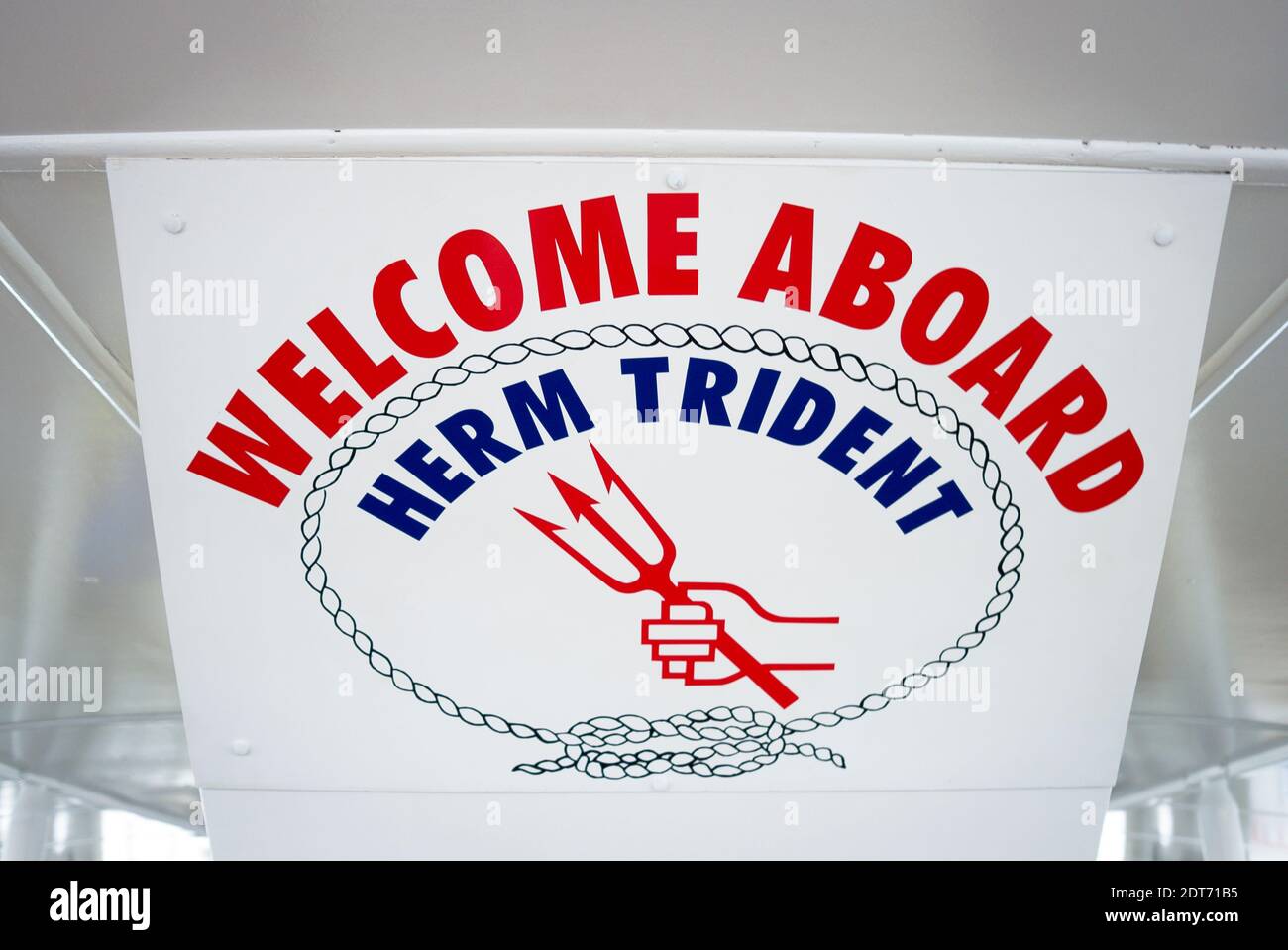 Schild auf einer Passagierfähre Herm Trident Pliying zwischen St Peter Port und Herm auf den Kanalinseln in Großbritannien Stockfoto