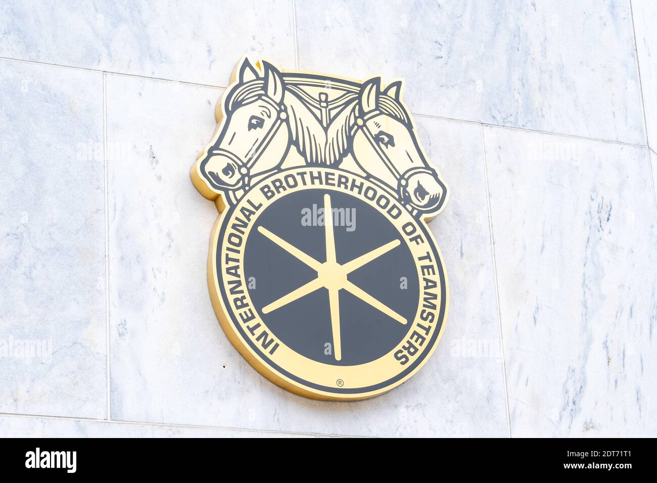 Siegel der International Brotherhood of Teamsters (IBT)am Eingang des Büros in Washington, DC Stockfoto