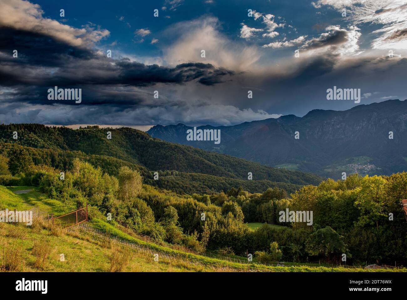 Wolken im Brembana Tal Stockfoto