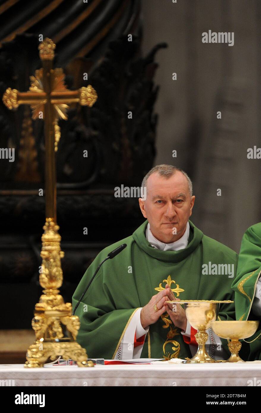 Kardinal Pietro Parolin feiert am 23. Februar 2014 zusammen mit den neu ernannten Kardinälen die Messe in der Petersbasilika im Vatikan, einen Tag nachdem 19 Bischöfe in das Kardinalskollegium aufgenommen wurden. Foto von Eric Vandeville/ABACAPRESS.COM Stockfoto