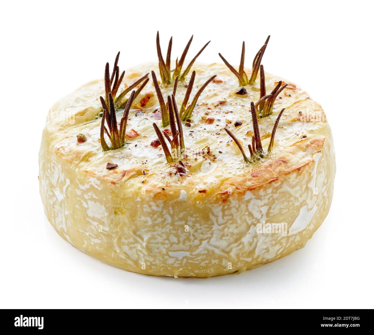 Gebackener Brie-Käse mit Rosmarin und Gewürzen auf Weiß isoliert Hintergrund Stockfoto