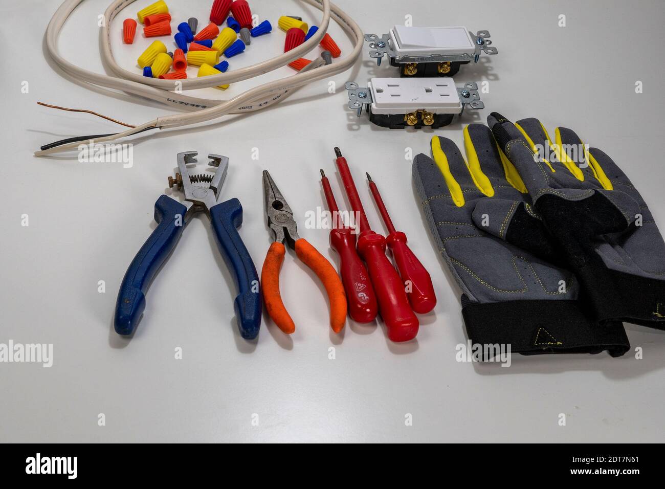 Elektrokabel, Isolierkappen, Verbindungselemente für elektrische Arbeiten in Holzhäusern und Werkzeuge für die elektrische Installation Stockfoto