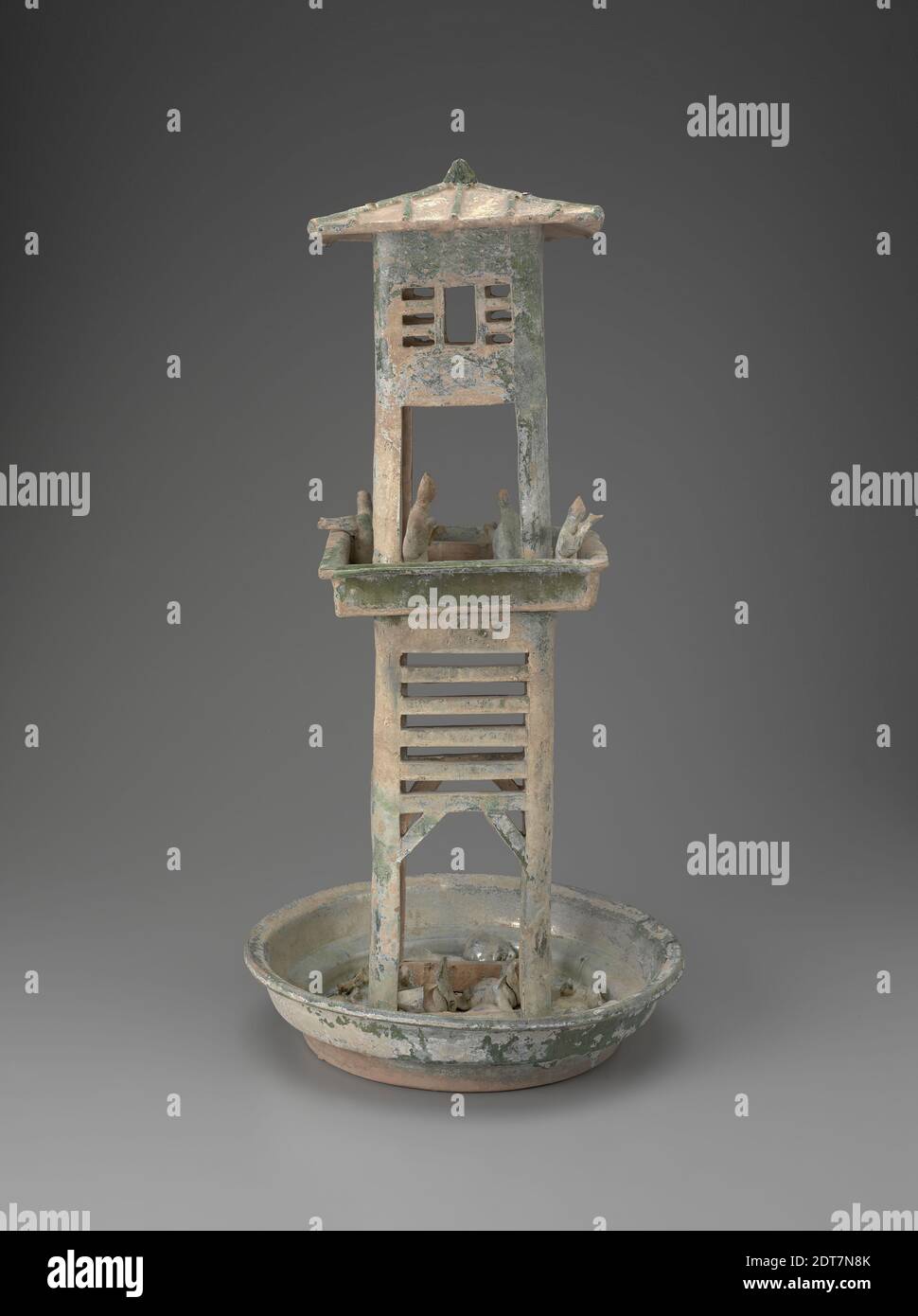 Zweistöckiger Turm mit einem Moat, 2. Jahrhundert c.E., Steingut mit hellgrüner Bleiglasur, 29 15/16 × 15 Zoll (76 × 38.1 cm), in großer Anzahl während der Han-Dynastie produziert, wurden Tonmodelle von Türmen und anderen Gebäuden für die Aufnahme in Gräbern erstellt. Sie gehören zu einer Kategorie, die als geistige Güter (Mingqi) bekannt ist, die speziell für Begräbnisse gemacht wurden und dazu bestimmt sind, den Verstorbenen im Jenseits zu dienen. Hohe Türme und Gräben wie dieses Beispiel replizierten Strukturen auf wohlhabenden Anwesen gefunden, die Grundstücksgrenzen definiert und dazu beigetragen, Schutz für Grundbesitzer., China, Chinesisch Stockfoto