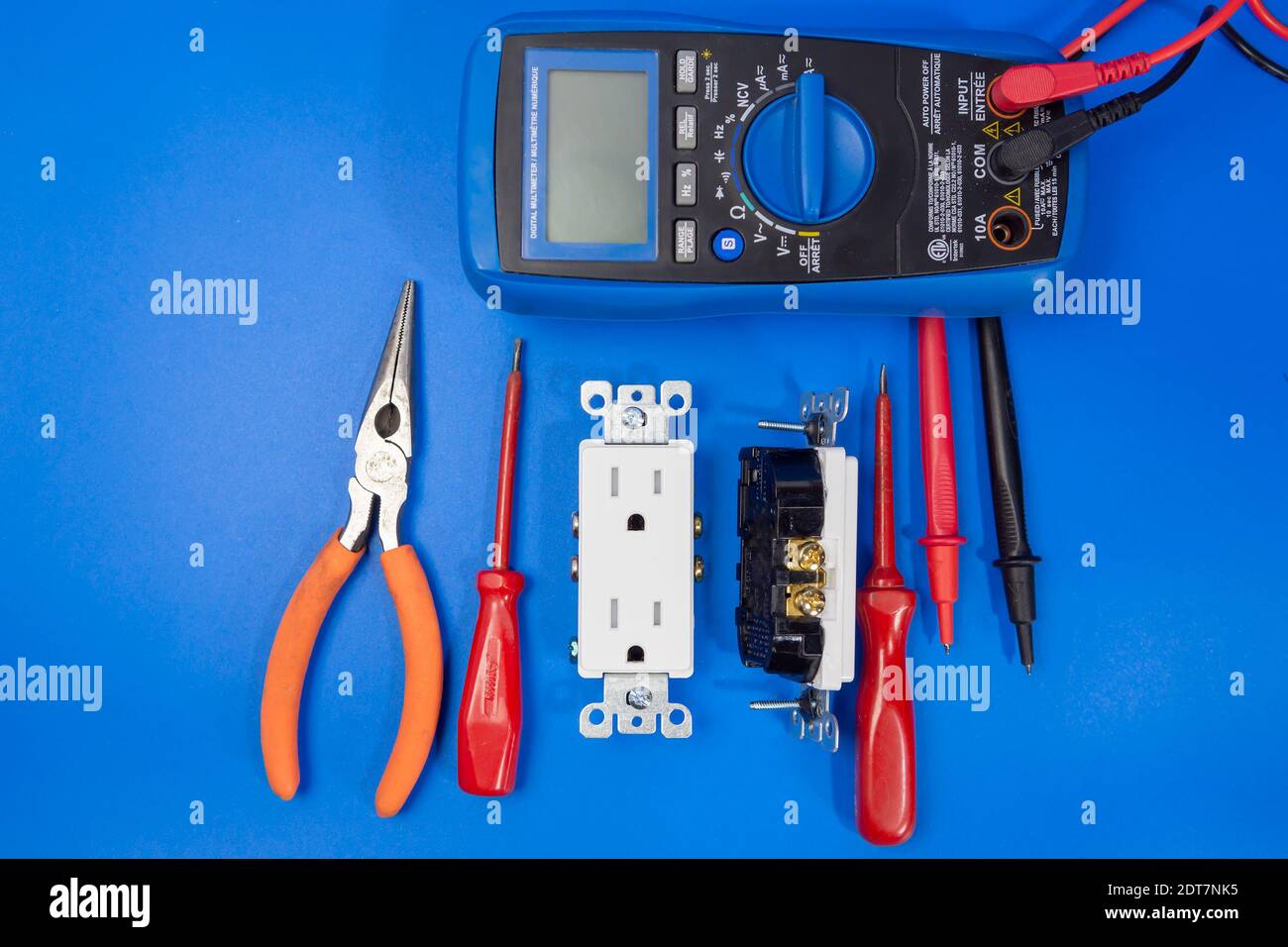 Tester und Werkzeuge für die Installation, Foto vor blauem Hintergrund Stockfoto