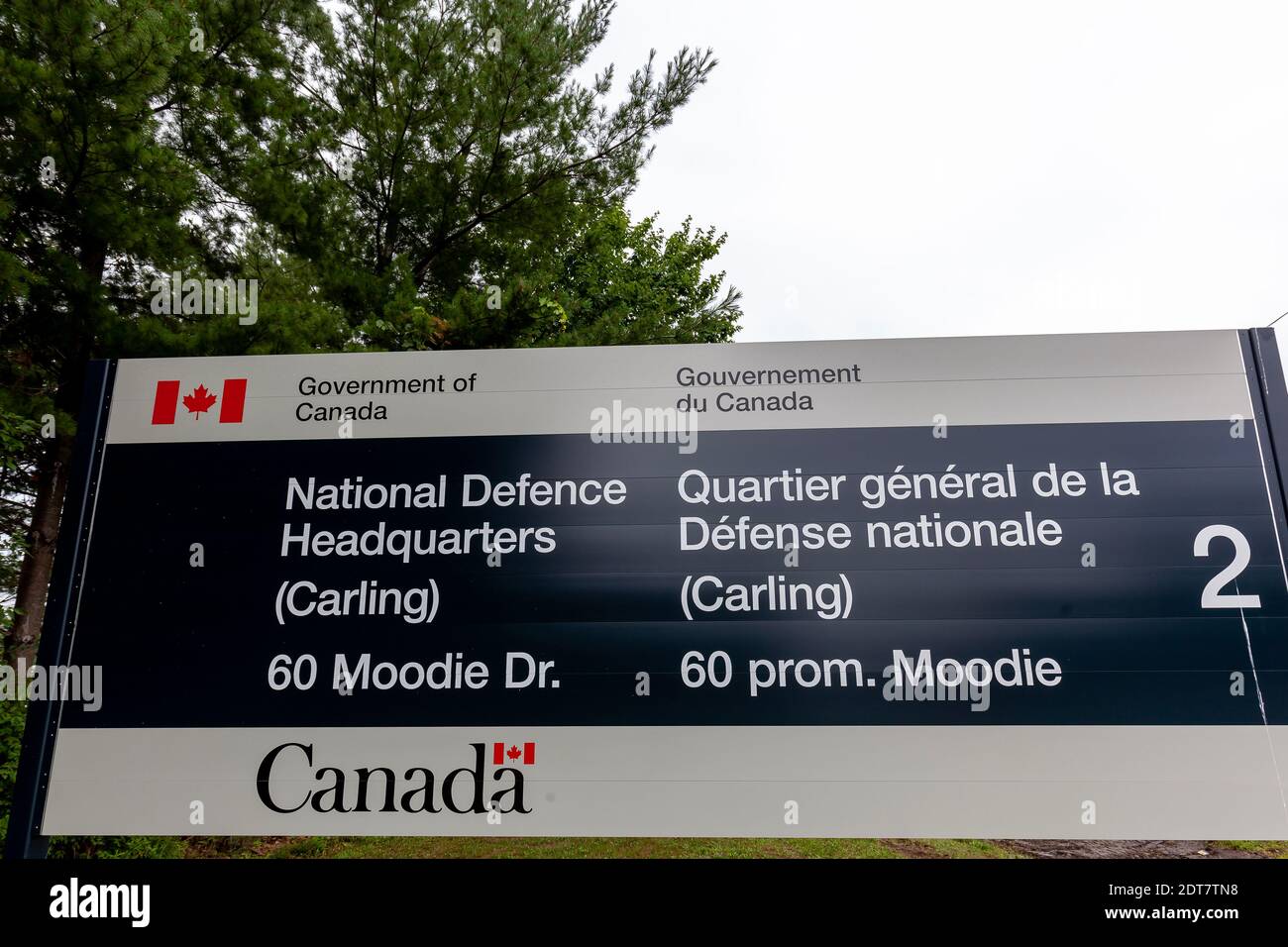 National Defence Zeichen vor ihrem Hauptquartier in Nepean in der Nähe von Ottawa Kanada am 9. August 2020. Stockfoto