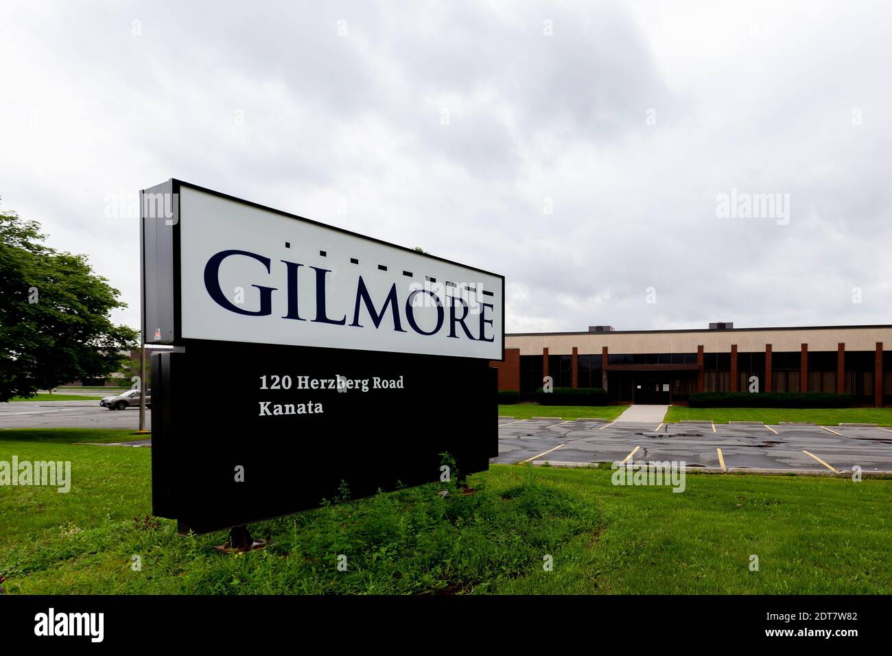 Die Beschilderung vor dem Hauptsitz von Gilmore Global Logistics Services Inc. In Kanata, ON, Kanada. Stockfoto
