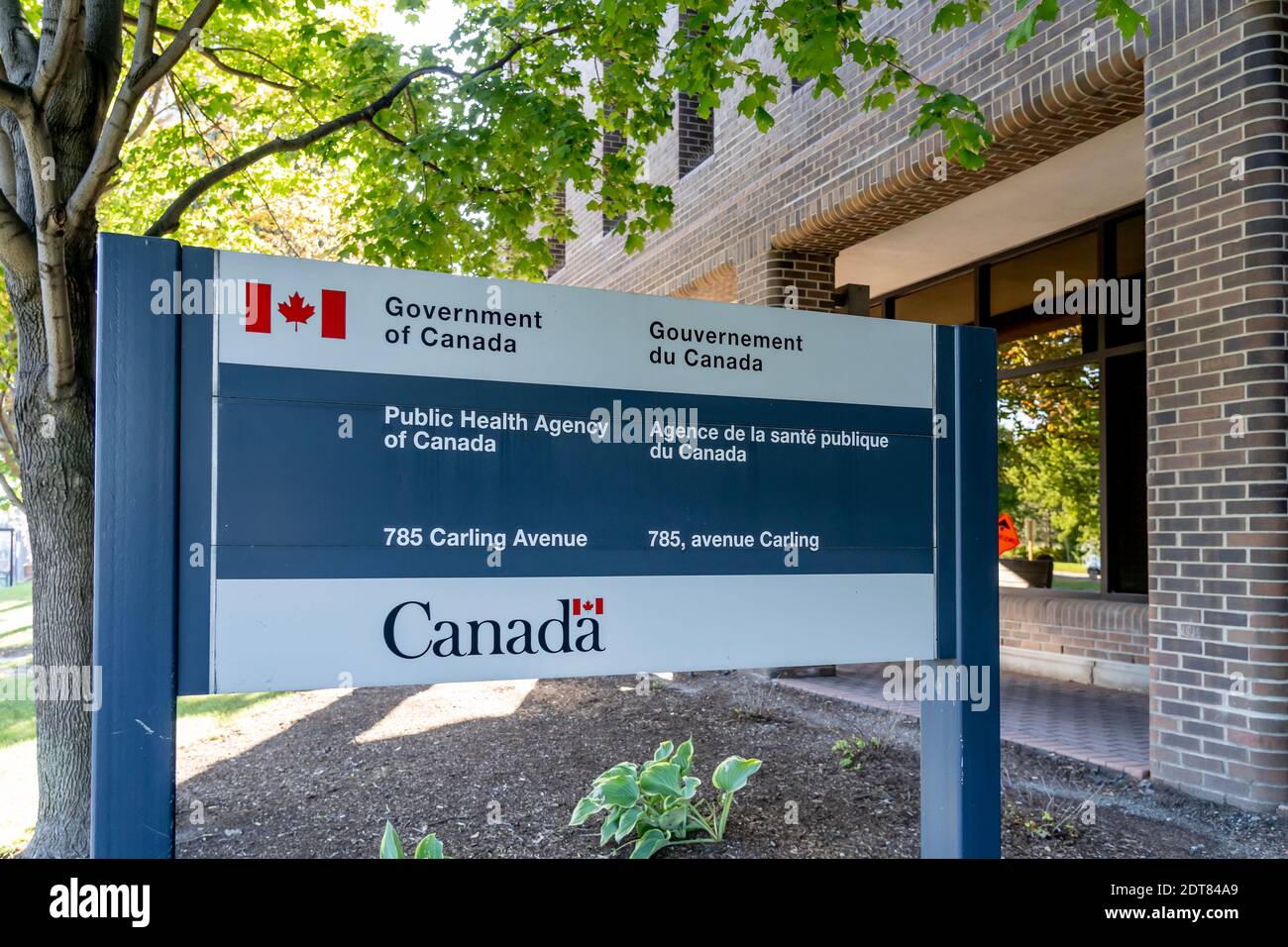 Vor dem Gebäude der kanadischen Regierung an der 785 Carling Avenue in Ottawa, Ontario, Kanada, ist ein Verzeichnisschild zu sehen Stockfoto