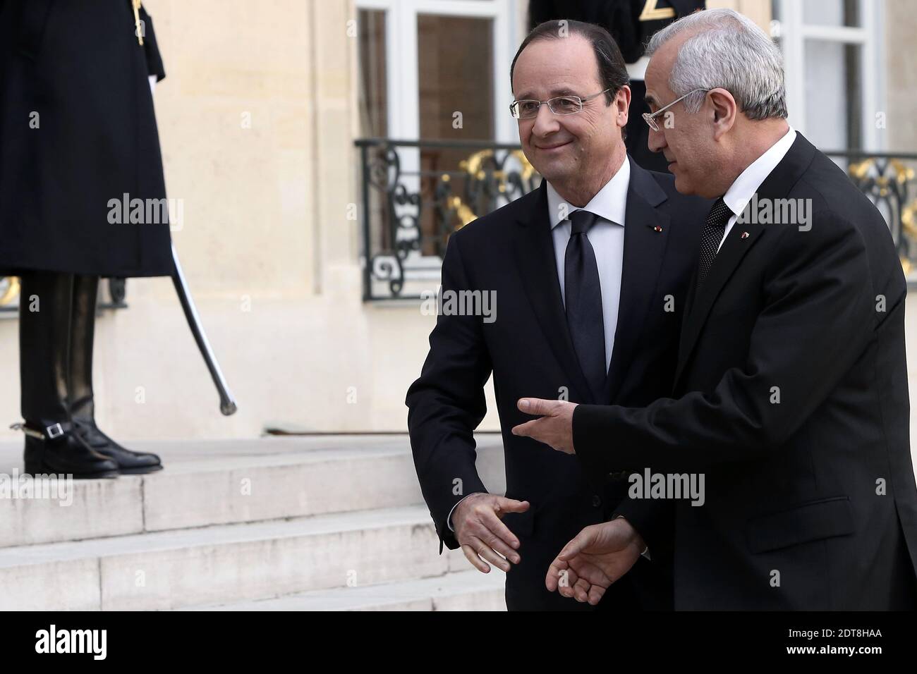 Präsident Francois Hollande begrüßt seinen libanesischen Amtskollegen Michel Sleimane vor einem Treffen im Elysee-Palast in Paris am 05. März 2014. Foto von Stephane Lemouton/ABACAPRESS.COM Stockfoto