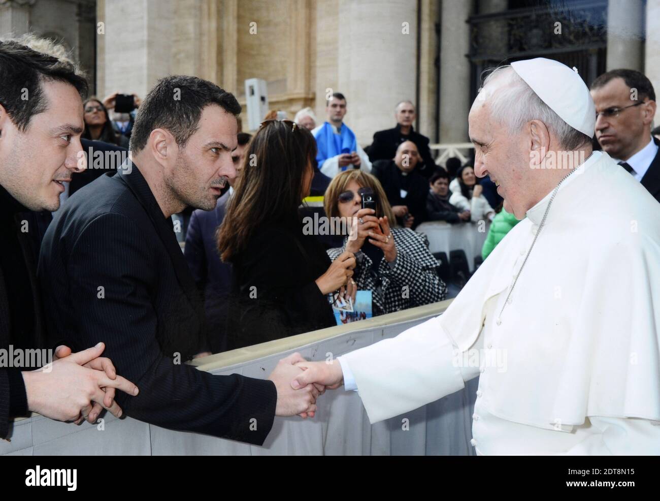 Der ehemalige Händler Jerome Kerviel trifft Papst Franziskus am Ende der Generalaudienz im Vatikan am 19. Februar 2014. Der französische Schurkenhändler, dessen illegale Geschäfte Frankreichs drittgrößte Bank 'Societe Generale' an den Rand der Katastrophe brachten, sagte, er sei von der Haltung des Papstes gegen Geiz beeindruckt gewesen. Kerviel sagte in einem Brief an den Vatikan: "Ich komme mit keiner anderen Hoffnung zu euch, als die Gerechtigkeit Gottes zu suchen und seinen Vertreter auf Erden zu bitten, mein Schicksal zu bedenken."das Interesse von Papst Franziskus stachelte so wurde Kerviel eingeladen, am Ende eines generalauges Grüße mit dem Papst auszutauschen Stockfoto
