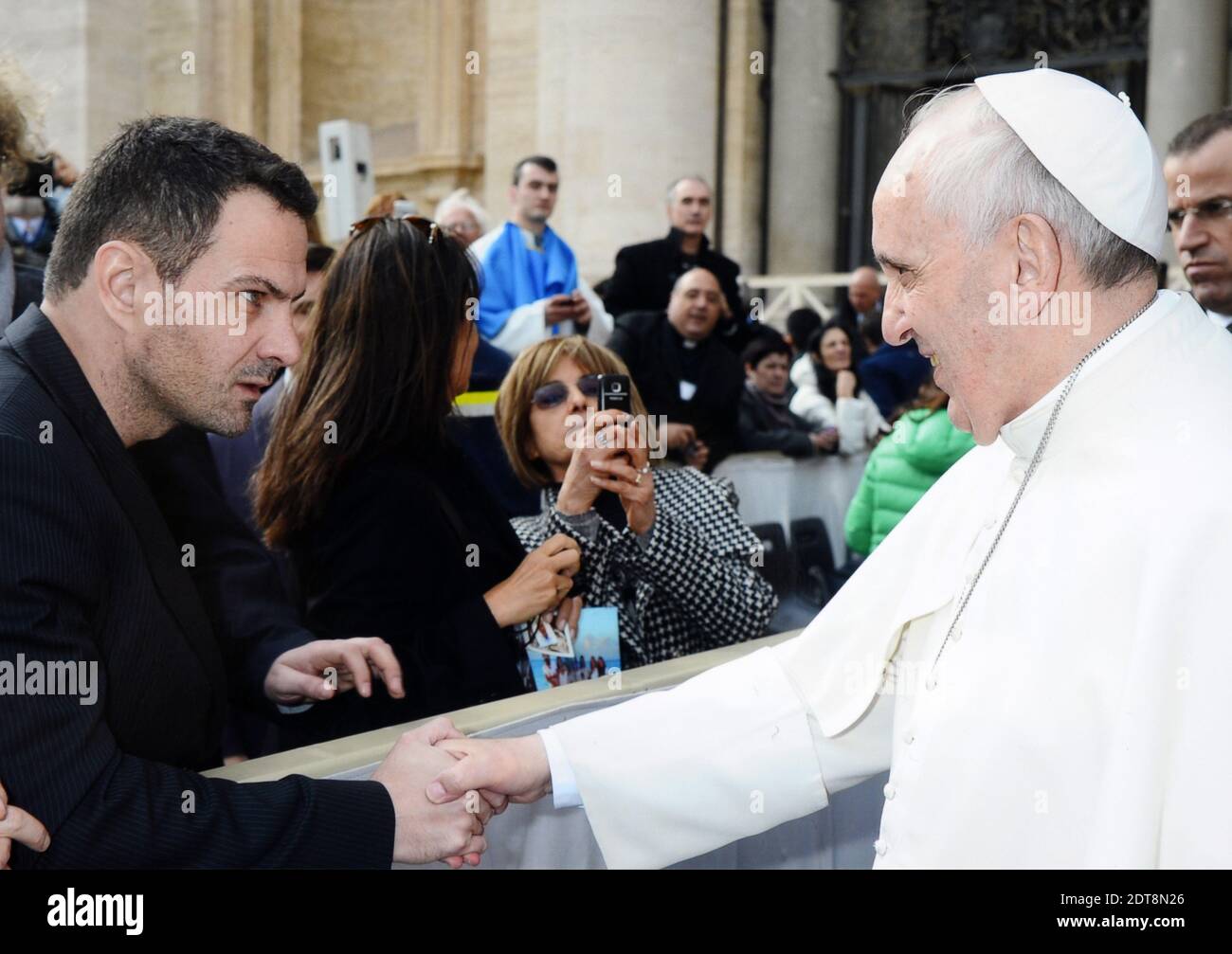 Der ehemalige Händler Jerome Kerviel trifft Papst Franziskus am Ende der Generalaudienz im Vatikan am 19. Februar 2014. Der französische Schurkenhändler, dessen illegale Geschäfte Frankreichs drittgrößte Bank 'Societe Generale' an den Rand der Katastrophe brachten, sagte, er sei von der Haltung des Papstes gegen Geiz beeindruckt gewesen. Kerviel sagte in einem Brief an den Vatikan: "Ich komme mit keiner anderen Hoffnung zu euch, als die Gerechtigkeit Gottes zu suchen und seinen Vertreter auf Erden zu bitten, mein Schicksal zu bedenken."das Interesse von Papst Franziskus stachelte so wurde Kerviel eingeladen, am Ende eines generalauges Grüße mit dem Papst auszutauschen Stockfoto
