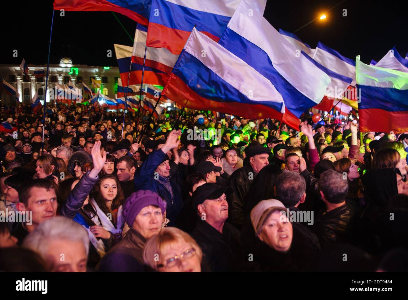 Tausende von Krim feiern auf dem Lenin-Platz, nachdem Abstimmungen zeigten, dass etwa 95.5 % der Wähler in der ukrainischen Krim-Region am 16. März 2014 die Union mit Russland in Simferopol, Ukraine, unterstützten. Die Krim stimmte mit überwältigender Mehrheit für den Beitritt zum ehemaligen politischen Meister Russland, da die Spannungen im Osten der zersplitterten Ex-sowjetischen Nation inmitten der schlimmsten Ost-West-Krise seit dem Kalten Krieg stiegen. Fotos von Rafael Yaghobzadeh/ABACAPRESS.COM Stockfoto