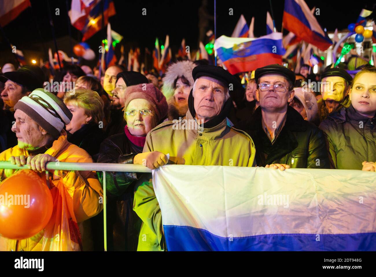 Tausende von Krim feiern auf dem Lenin-Platz, nachdem Abstimmungen zeigten, dass etwa 95.5 % der Wähler in der ukrainischen Krim-Region am 16. März 2014 die Union mit Russland in Simferopol, Ukraine, unterstützten. Die Krim stimmte mit überwältigender Mehrheit für den Beitritt zum ehemaligen politischen Meister Russland, da die Spannungen im Osten der zersplitterten Ex-sowjetischen Nation inmitten der schlimmsten Ost-West-Krise seit dem Kalten Krieg stiegen. Fotos von Rafael Yaghobzadeh/ABACAPRESS.COM Stockfoto