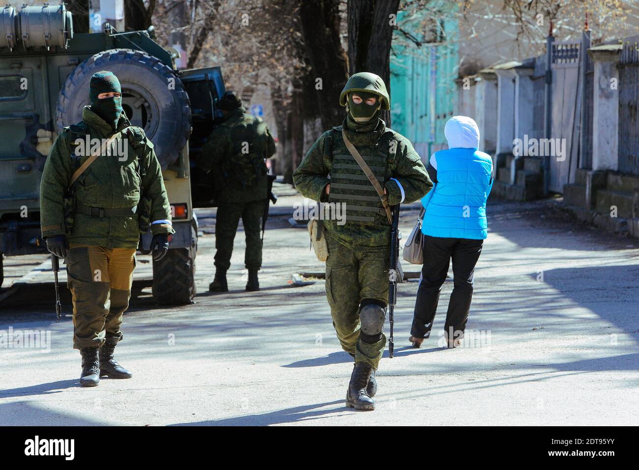Bewaffnete Männer, die angeblich russische Soldaten sind, stehen vor einer ukrainischen Militärbasis in Simferopol auf der Krim Wache. Simferopol, Ukraine, am 17. März 2014. Fotos von Rafael Yaghobzadeh/ABACAPRESS.COM Stockfoto