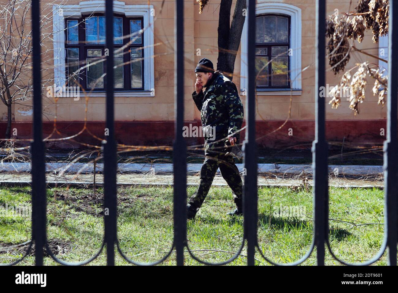 Bewaffnete Männer, die angeblich russische Soldaten sind, stehen vor einer ukrainischen Militärbasis in Simferopol auf der Krim Wache. Simferopol, Ukraine, am 17. März 2014. Fotos von Rafael Yaghobzadeh/ABACAPRESS.COM Stockfoto