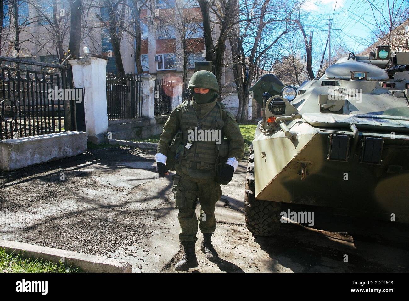 Bewaffnete Männer, die angeblich russische Soldaten sind, stehen vor einer ukrainischen Militärbasis in Simferopol auf der Krim Wache. Simferopol, Ukraine, am 17. März 2014. Fotos von Rafael Yaghobzadeh/ABACAPRESS.COM Stockfoto