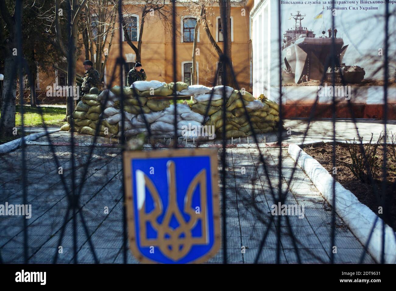 Bewaffnete Männer, die angeblich russische Soldaten sind, stehen vor einer ukrainischen Militärbasis in Simferopol auf der Krim Wache. Simferopol, Ukraine, am 17. März 2014. Fotos von Rafael Yaghobzadeh/ABACAPRESS.COM Stockfoto