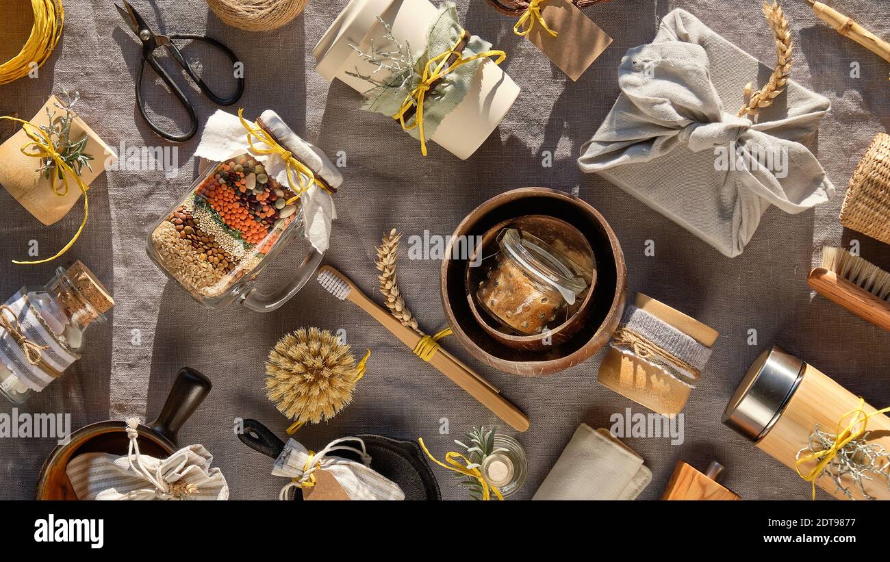 Weihnachtsgeschenke ohne Verschwendung. Geschichtete Einmachglas, Tassen, Kolben, Bürsten, Tassen und Schalen. Umweltfreundliche Geschenke, kein Plastik. Panorama-Anordnung auf neutr Stockfoto