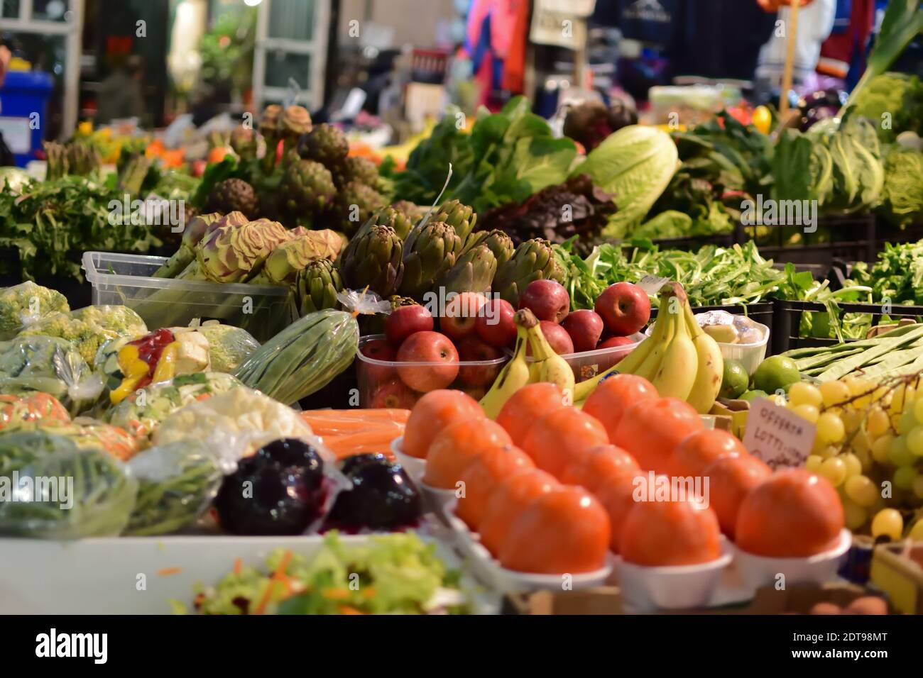 Lebensmittelmarkt in Rom, Italien. Obststände. Mehrfarbig. Frisch. Saftig. Hunger. Lifestyle. Vegetarisch. Kein Fleisch. Gesund. Stockfoto