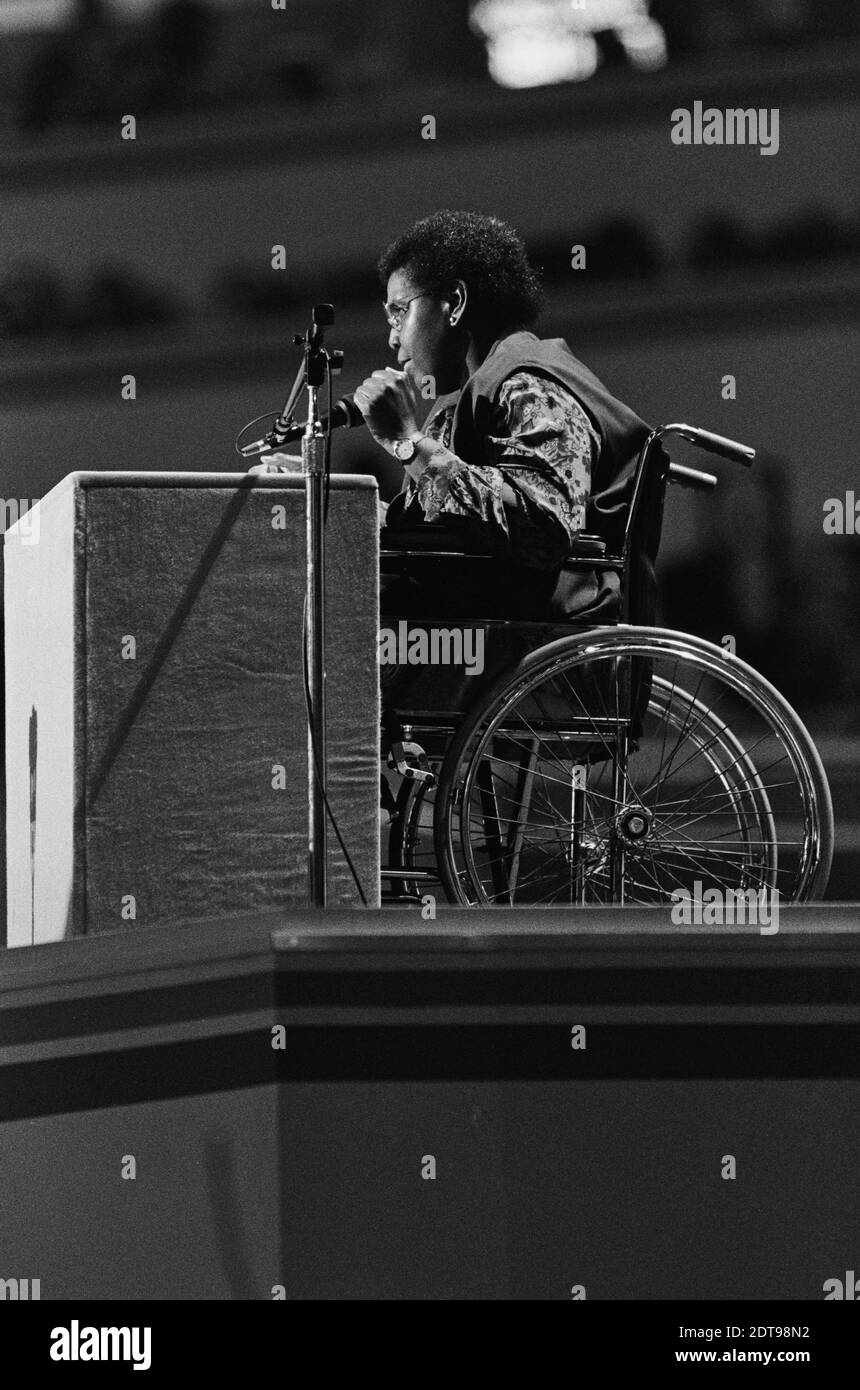 Barbara Jordan spricht auf der Democratic National Convention 1988 in Atlanta. Barbara Charline Jordan war eine amerikanische Rechtsanwältin, Pädagogin und Politikerin, die eine Führungspersönlichkeit der Bürgerrechtsbewegung war. Als Demokratin war sie die erste afrikanisch-amerikanische Frau, die nach dem Wiederaufbau in den Senat von Texas gewählt wurde, und die erste Frau, die in das Repräsentantenhaus der Vereinigten Staaten gewählt wurde. Sie war am besten bekannt für ihre beredte Eröffnungserklärung bei den Anhörungen des Justizausschusses des Repräsentantenhauses während des Amtsenthebungsprozesses gegen Richard Nixon. Stockfoto