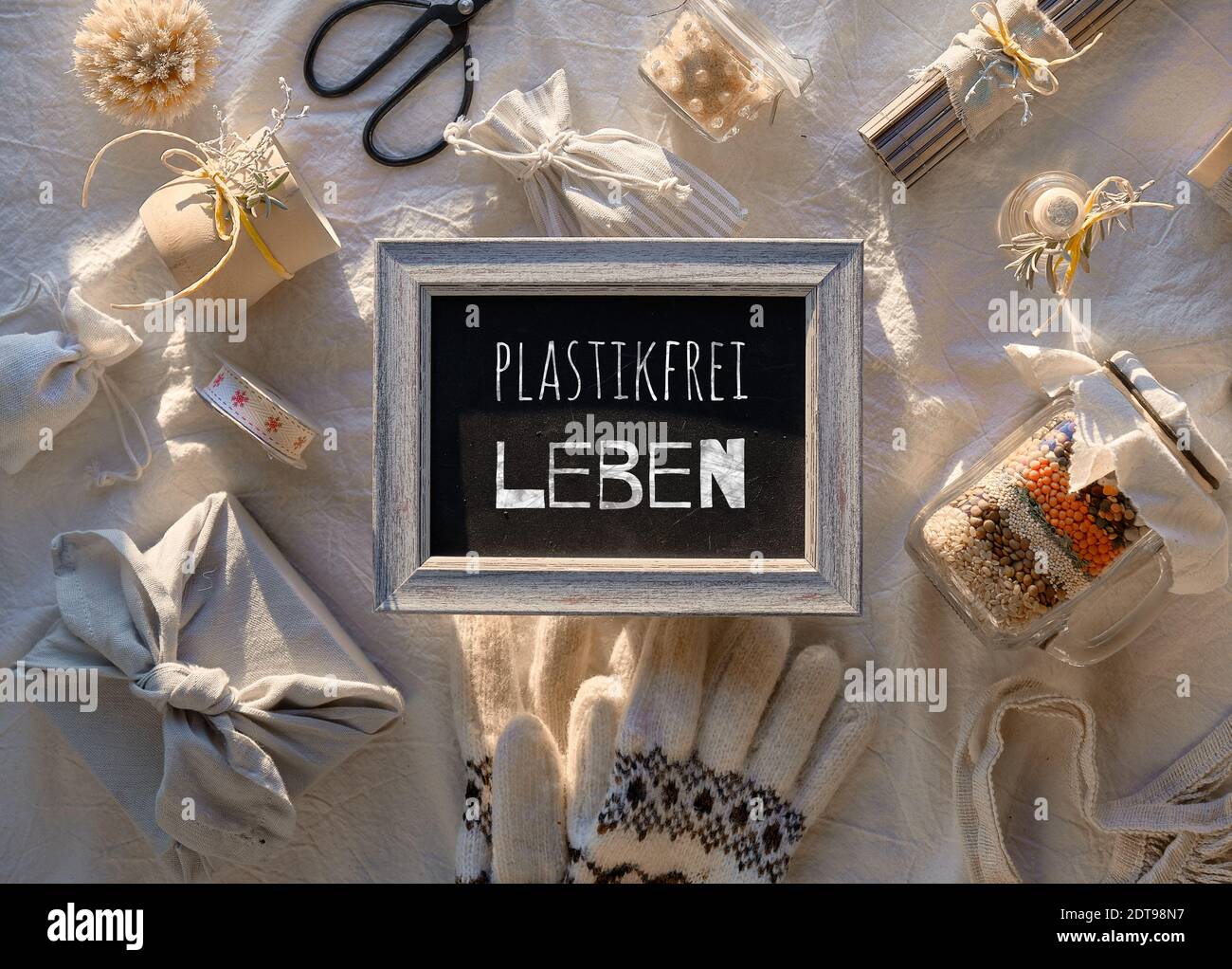 Tafel mit Text Plasticfrei Leben auf Deutsch, das heißt Leben ohne Plastik. Umweltfreundliche Geschenke für Winterferien einschließlich Weihnachten. Flat la Stockfoto