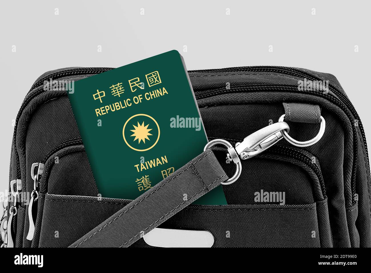 Nahaufnahme des Passes mit Tasche vor weißem Hintergrund Stockfoto