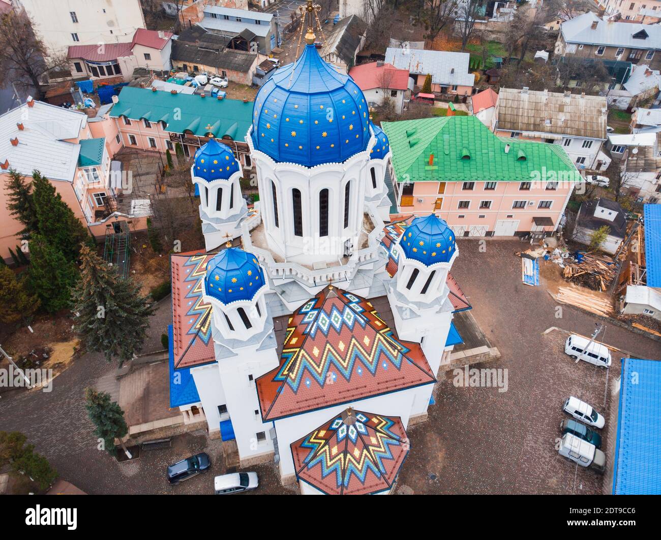 Luftaufnahmen von verdrehten Kuppeln der St. Nicholas Cathedral, aka Drunk Church in Czernowzi, Ukraine Stockfoto