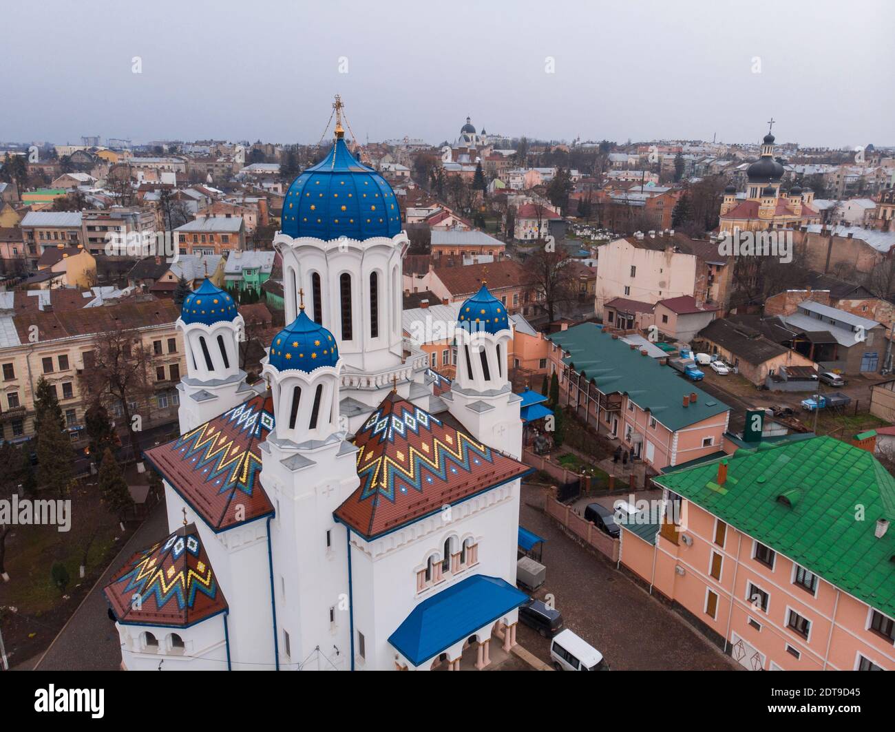 Luftaufnahmen von verdrehten Kuppeln der St. Nicholas Cathedral, aka Drunk Church in Czernowzi, Ukraine Stockfoto