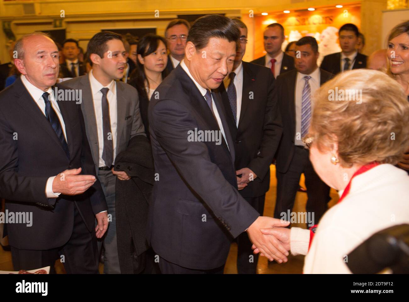 Der chinesische Präsident Xi Jinping, flankiert vom Lyoner Bürgermeister Gerard Collomb, besucht das Rathaus von Lyon im Rahmen eines dreitägigen Staatsbesuches in Frankreich am 25. März 2014. Foto von Vincent Dargent/ABACAPRESS.COM Stockfoto