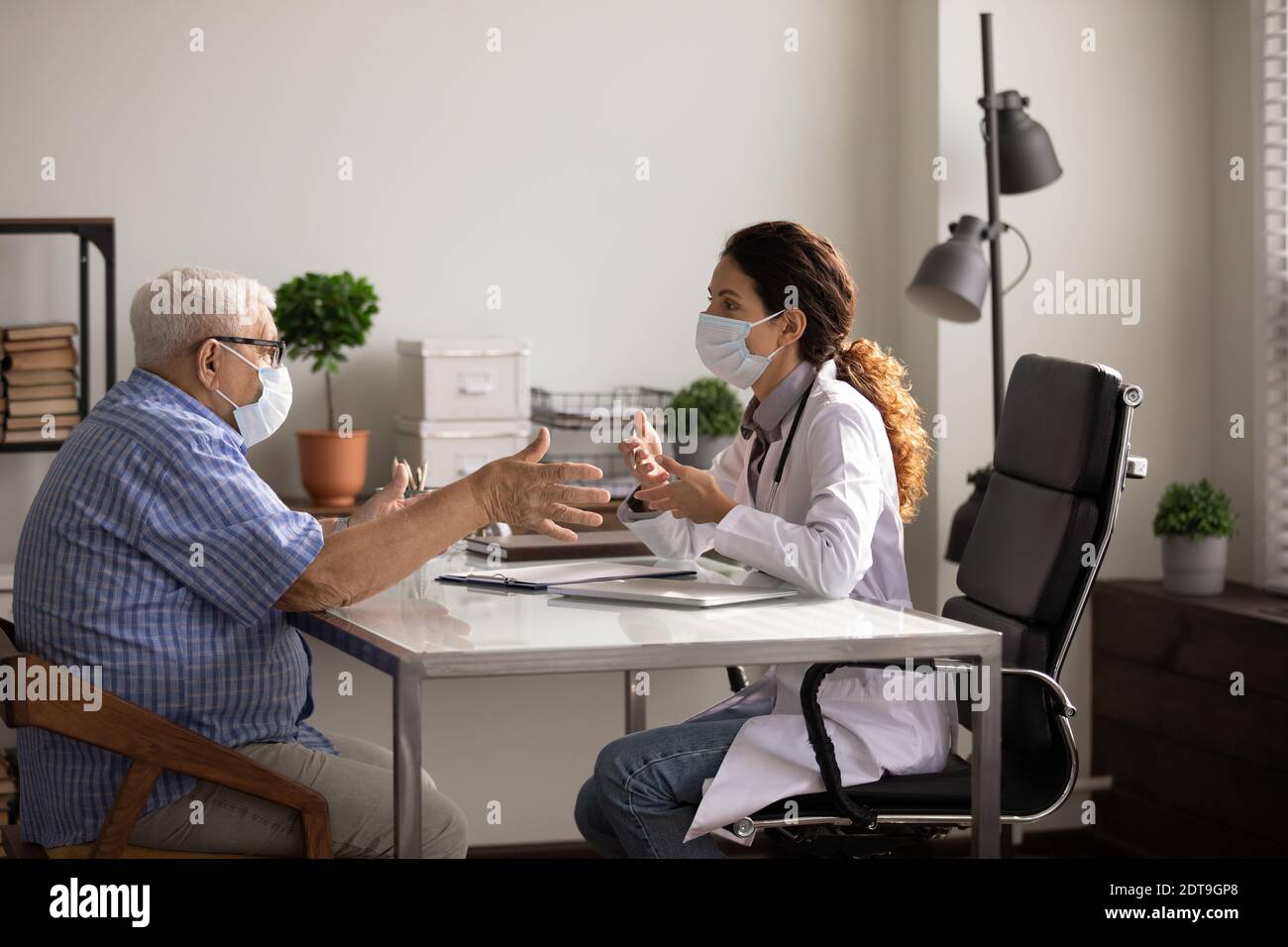Ärztin und reifer Klient in Privatklinik Stockfoto