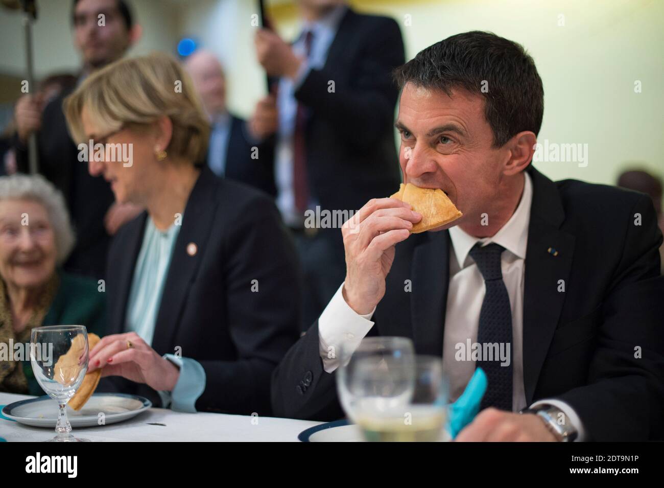 Manuel Valls, ehemaliger französischer Premierminister und Kandidat für die Vorwahlen im linken Flügel vor der französischen Präsidentschaftswahl 2017, nimmt am 6. Januar 2017 in Cachan bei Paris an der traditionellen Königskuchen für die Epiphanie in einer autonomen Residenz für ältere Menschen Teil. FOTO VON ELIOT BLONDT/ABACAPRESS.COM Stockfoto