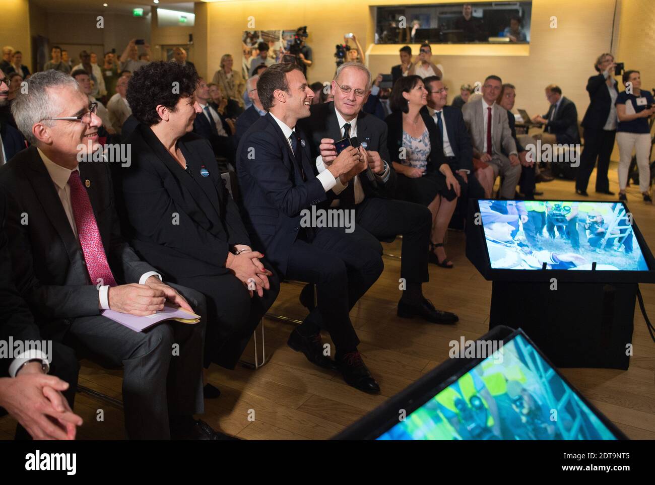 Der französische Präsident Emmanuel Macron telefoniert am 2. Juni 2017 mit dem französischen Astronauten Thomas Pesquet im CNES-Hauptquartier in Paris, um eine Live-Übertragung der Landung von Pesquet und dem russischen Kosmonauten Oleg Novitskiy in Kasachstan zu sehen. Ende ihrer 196-tägigen Marathon-Mission zur Internationalen Raumstation. Am 2. Juni 2017 landete eine Sojus MS-03 Raumsonde mit Pesquet und Nowizki auf der kasachischen Steppe. Foto von Eliot Blondt/ABACAPRESS.COM Stockfoto