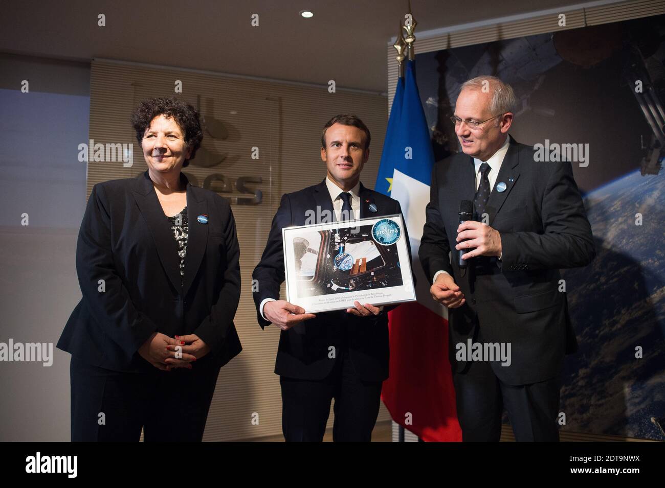 Der französische Präsident Emmanuel Macron telefoniert am 2. Juni 2017 mit dem französischen Astronauten Thomas Pesquet im CNES-Hauptquartier in Paris, um eine Live-Übertragung der Landung von Pesquet und dem russischen Kosmonauten Oleg Novitskiy in Kasachstan zu sehen. Ende ihrer 196-tägigen Marathon-Mission zur Internationalen Raumstation. Am 2. Juni 2017 landete eine Sojus MS-03 Raumsonde mit Pesquet und Nowizki auf der kasachischen Steppe. Foto von Eliot Blondt/ABACAPRESS.COM Stockfoto