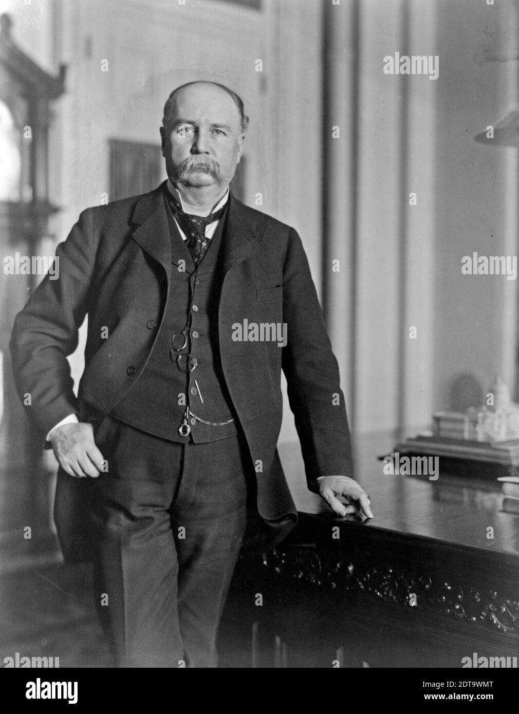 Garrett A. Hobart, dreiviertel-Porträt, stehend, nach vorne gerichtet, zwischen 1897 und 1899 Stockfoto