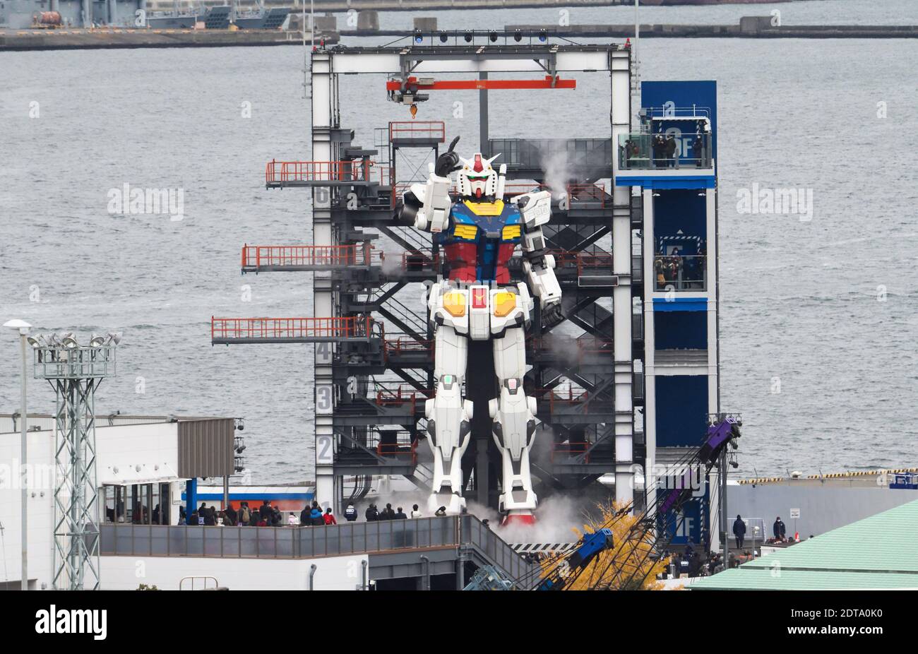 Der Roboter Gundam im Maßstab 1:1/1 ist am 19. Dezember 2020 in Yokohama,  Präfektur Kanagawa, Japan, in der Gundam-Fabrik in Yokohama zu sehen  Stockfotografie - Alamy